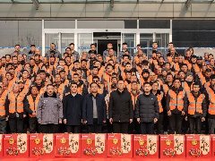 情系農(nóng)民工 蛇年送祝?！A兆控股為優(yōu)秀農(nóng)民工發(fā)放春節(jié)禮品